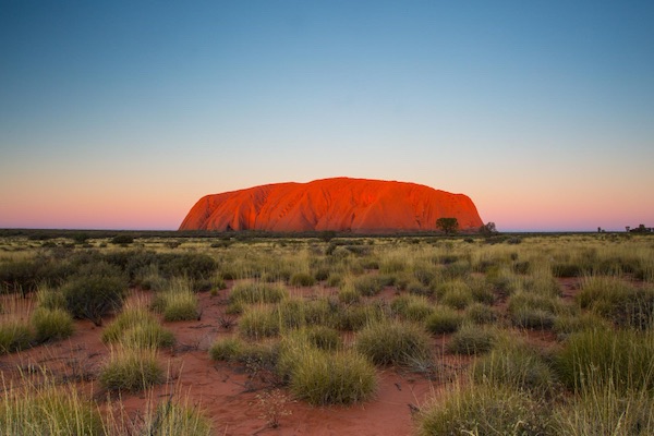 In questa foto, Uluṟu (o Ayers Rock), in Australia. Il continente è tra le destinazioni per viaggi di nozze 2023