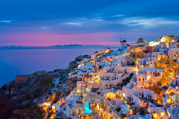 In questa foto la vista di Santorini da Oia, subito dopo il tramonto