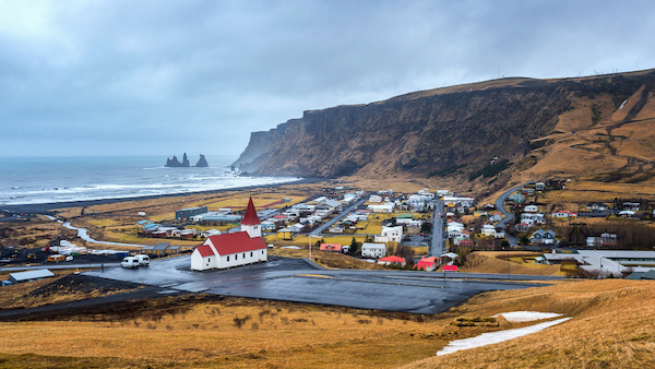 In questa foto, una veduta del villaggio di Vik, in Islanda