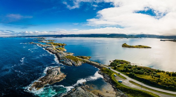 In questa foto Atlantic Road, in Norvegia, vista dall'alto. La nazione è una meta per viaggi di nozze 2023 in forte ascesa