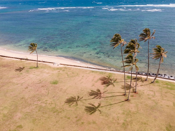In questa foto un paesaggio costiero hawaiiano, ripreso dall'alto. Le Hawaii sono la destinazione mare perfetta per viaggi di nozze 2023 negli Stati Uniti
