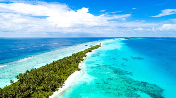 In questa foto una veduta aerea di una striscia di terra incontaminata circondata dalle acque cristalline dell'oceano alle Maldive