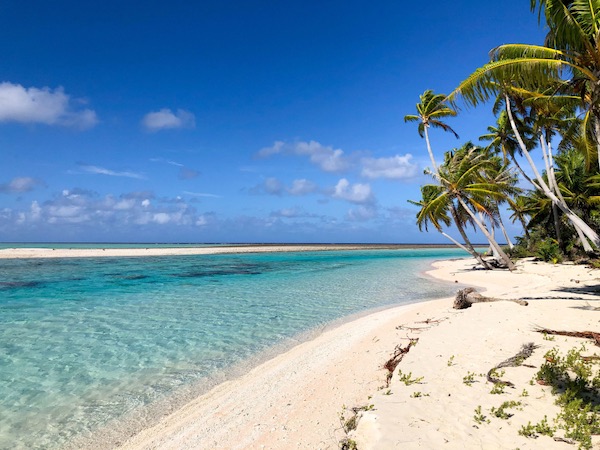 In questa foto la Laguna di Tikehau, in Polinesia Francese. Questo luogo del mondo ha il primato di richieste per le lune di miele, compresi i viaggi di nozze 2023