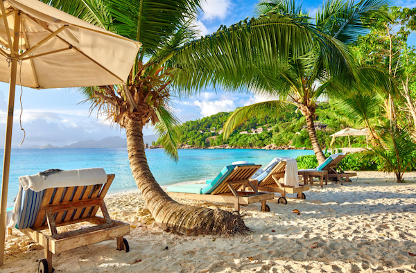 In questo scatto la spiaggia Petite Anse, alle Seychelles. Un paradiso tropicale perfetto per i viaggi di nozze 2023