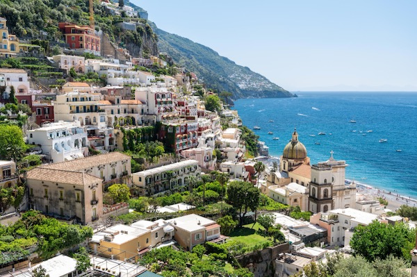 In questa foto uno scorcio dall'alto di Positano. La Costiera Amalfitana è tra i luoghi preferiti per i viaggi di nozze 2023 in Italia