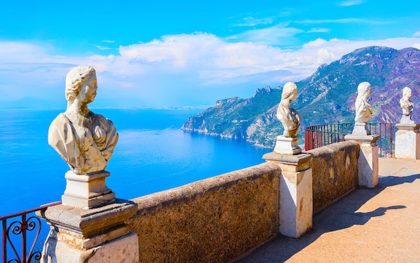 In questa foto la terrazza di Villa Cimbrone, a Ravello