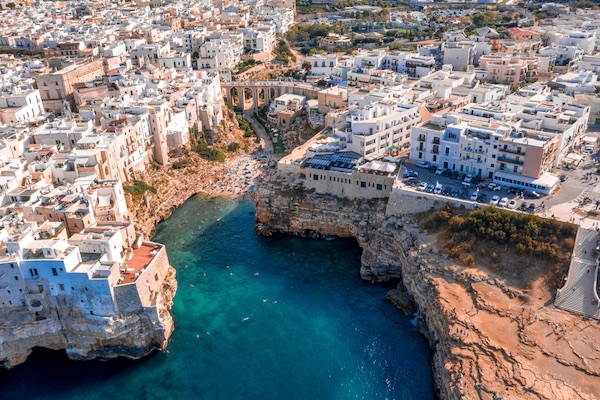 In questa foto una veduta aerea di Polignano a Mare, in Puglia; meta gettonatissima per i viaggi di nozze 2023 in Italia