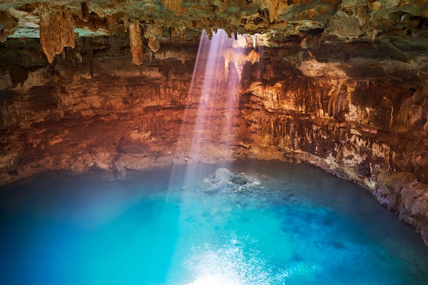 In questa foto il Cenote Samula, a Valladolid, in Messico. Il Paese è tra le top mete per i viaggi di nozze 2023