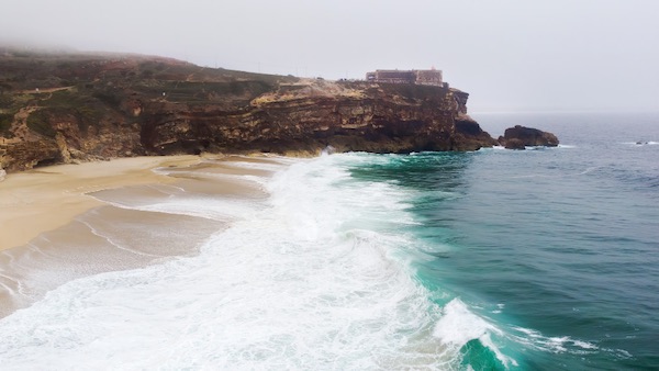 In questa foto la spiaggia di North Beach, a Nazaré, in Portogallo. La nazione è inserita tra le mete per i viaggi di nozze 2023 