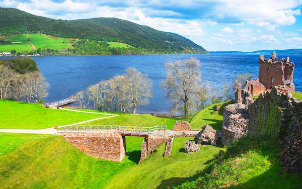 In questa foto le rovine del castello di Urquhart, a Loch Ness, in Scozia