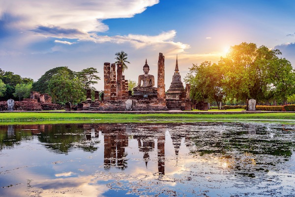 In questa foto la Statua del Buddha e il tempio di Wat Mahathat. La Thailandia è una delle migliori destinazioni per viaggi di nozze 2023