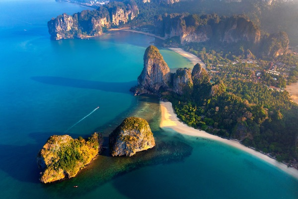 In questa foto una veduta aerea della spiaggia di Railay a Krabi, in Thailandia