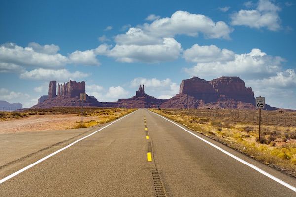 In questa foto una strada deserta attraversa la Monument Valley nello stato dello Utah, negli USA