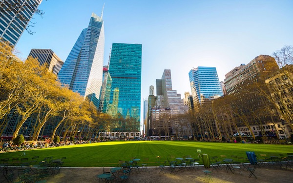 In questa foto Bryant Park, a New York. La città è una meta che non passa mai di moda, neppure per i viaggi di nozze 2023