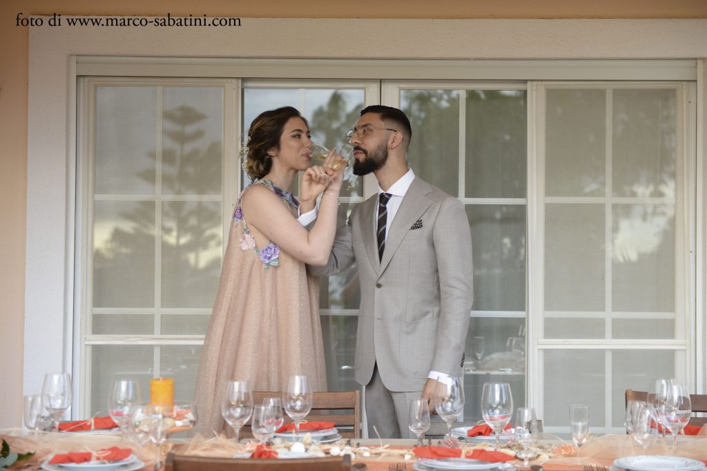 In questa foto una festa di matrimonio realizzata da Wedding by Elisa in Portogallo: gli sposi brindano