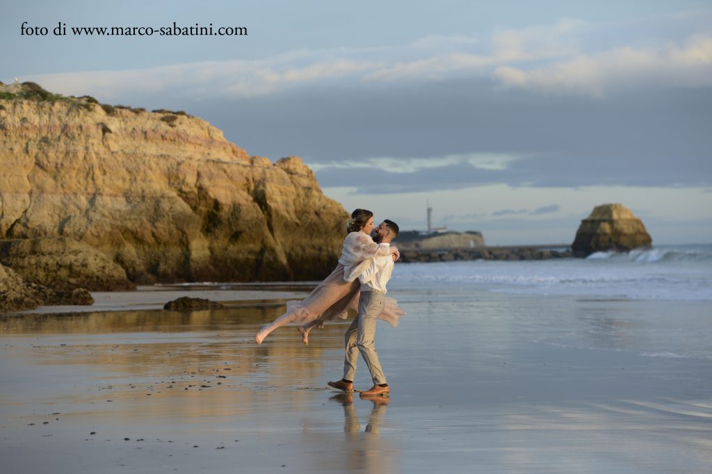 In questa foto uno shooting in spiaggia in Portogallo realizzato da Wedding by Elisa