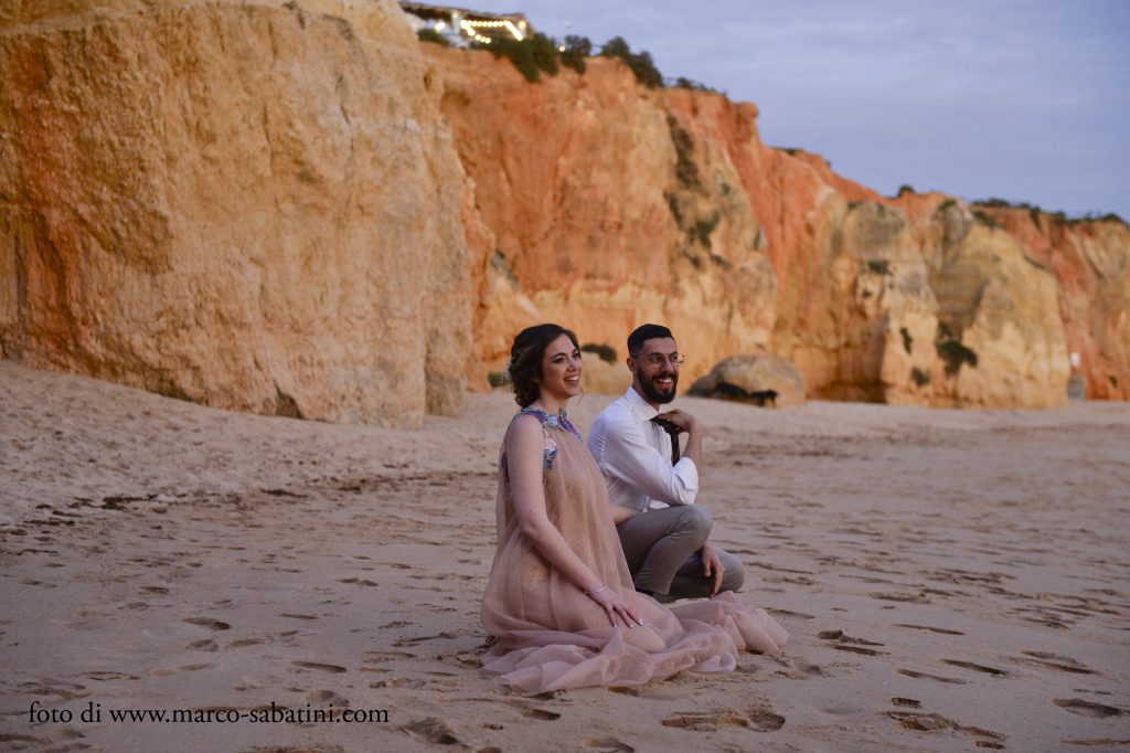 In questa foto uno shooting in spiaggia in Portogallo realizzato da Wedding by Elisa
