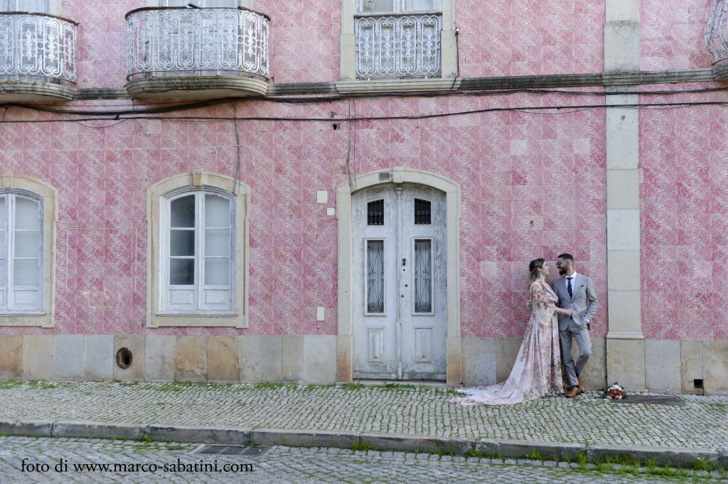 In questa foto una coppia di sposi in uno shooting realizzato da Wedding by Elisa tra le strade dell'Algarve, in Portogallo