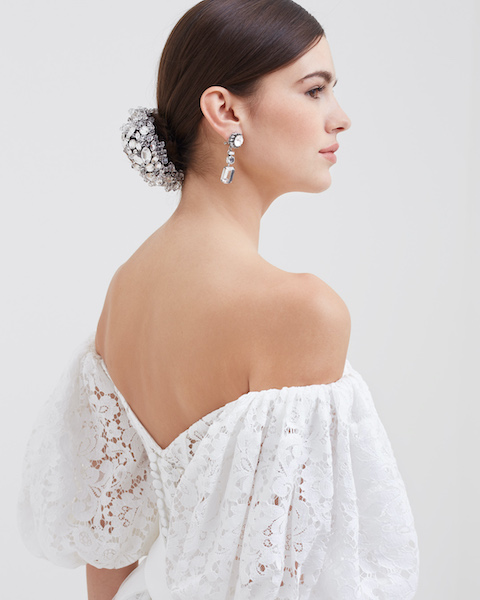 In questa foto una modella mostra il copri chignon realizzato in pietre e cristalli, perfetto da abbinare agli abiti da sposa Angela Pascale 2023
