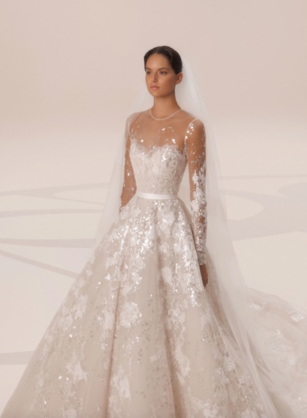 In questa foto una modella posa con un abito da sposa ricamato in fili di seta di Elie Saab 2023