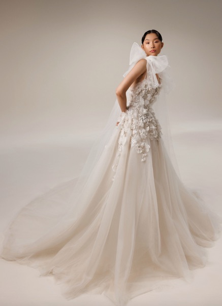 In questa foto una modella indossa uno degli abiti da sposa Elie Saab 2023: il vestito ha un maxi fiocco in tulle sulla spalla