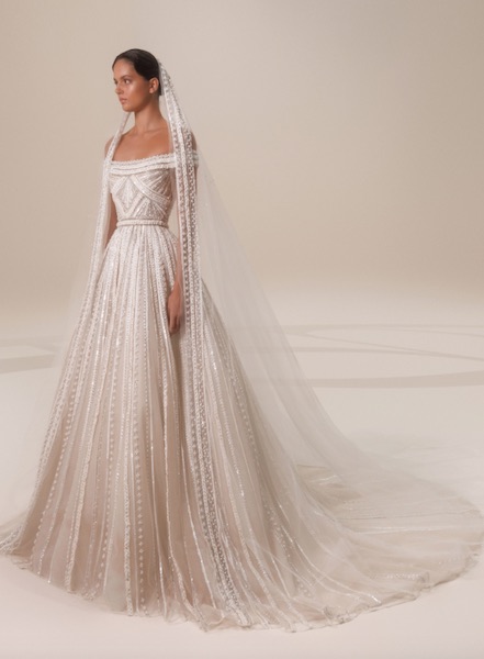 In questa foto una modella indossa uno splendido abito da sposa Elie Saab 2023, realizzato con l'applicazione all over di fili di perline e cristalli