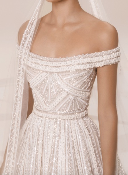 In questa foto uno zoom sulla scollatura dell'abito da sposa realizzato con applicazione all over di cristalli e micro perle della collezione Bridal Elie Saab 2023