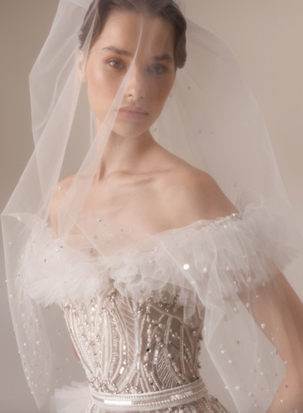 In questa foto il primo piano di una modella mentre indossa uno degli abiti da sposa Elie Saab 2023