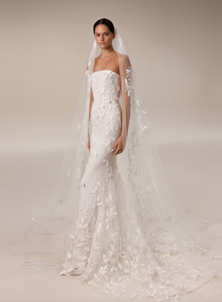 In questa foto una modella indossa un abito da sposa sirena Elie Saab 2023 con ramage di foglie di alloro su tutto il modello