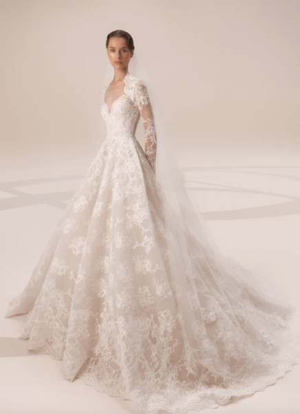 In questa foto una modella posa indossando un abito da sposa in pizzo all over della collezione Fall di Elie Saab 2023