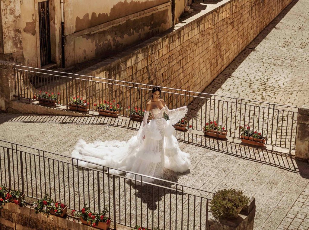 In questa immagine un abito da sposa dello stilista catanese in pizzo con dettagli in tulle. 