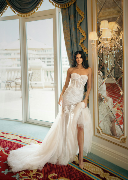 In questa foto una modella indossa un abito da sposa sirena di Dimitrius Dalia 2023 