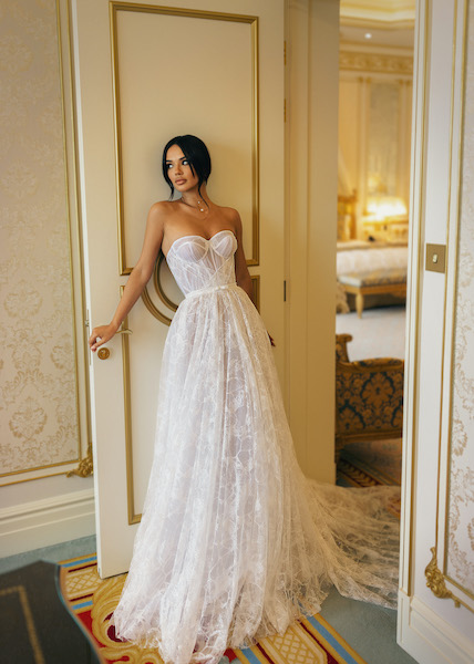 In questa foto una modella indossa un abito da sposa romantico Dimitrius Dalia 2023 