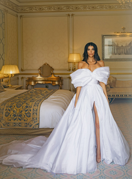 In questa foto una modella indossa un abito da sposa Dimitrius Dalia 2023 
