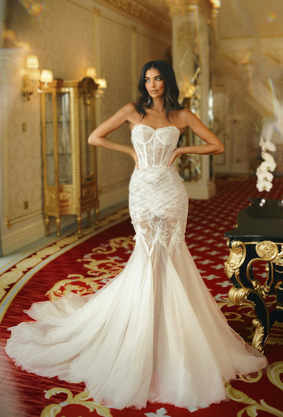 In questa foto una modella indossa un abito da sposa semi sirena 2023 di Dimitrius Dalia 