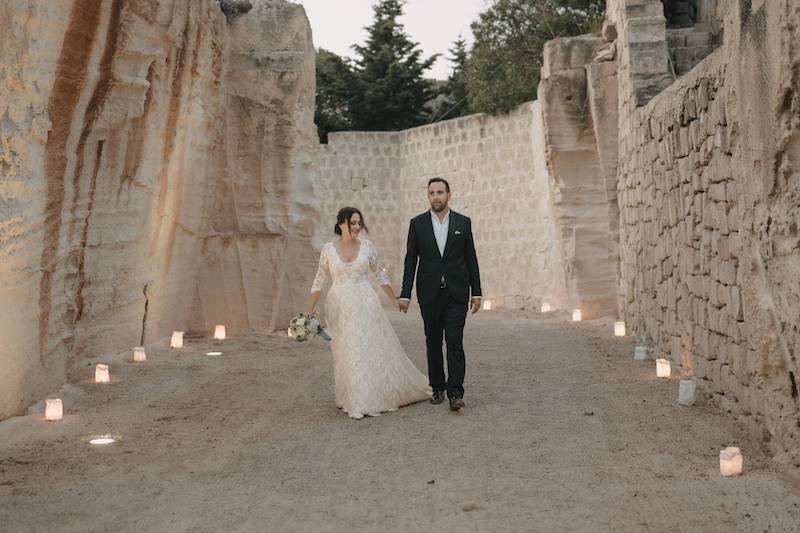 In questa foto Pinuccia e Andrea al loro ingresso al Cave Bianche di Favignana