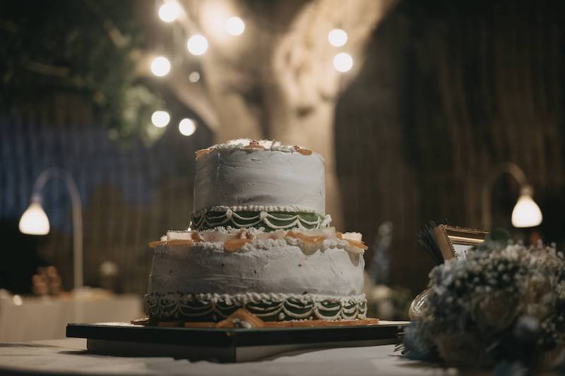 In questa foto una torta nuziale a piani decorata come una cassata