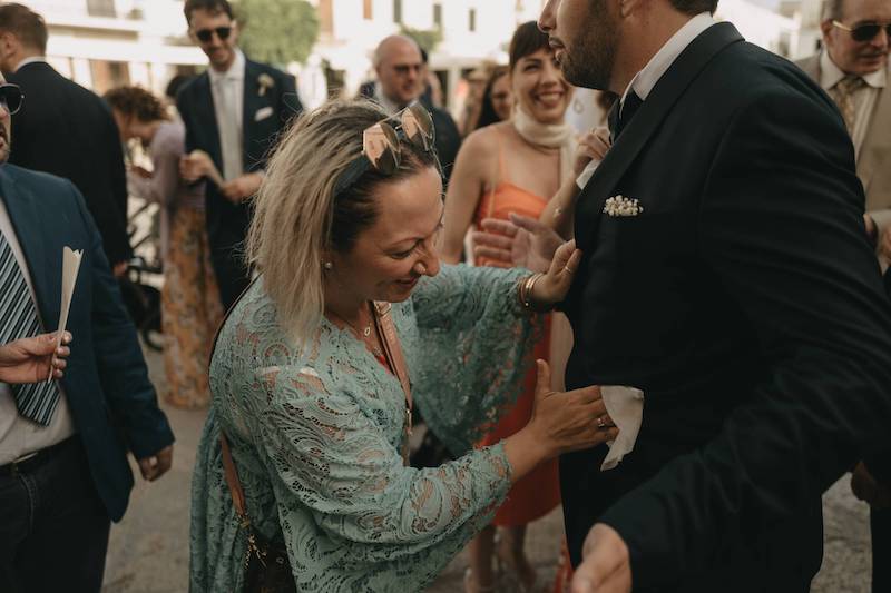 In questa foto la Wedding Planner Helga Cascio mentre sistema la giacca dello sposo