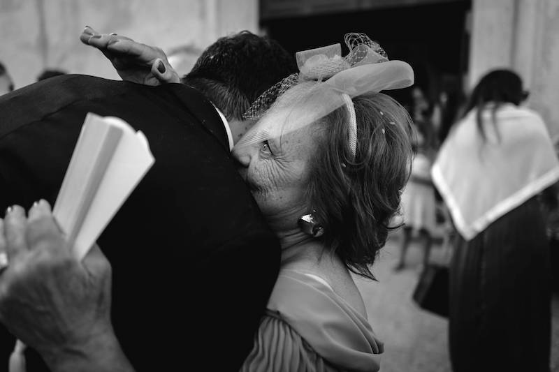 In questa foto in bianco e nero la mamma della sposa mentre abbraccia lo sposo