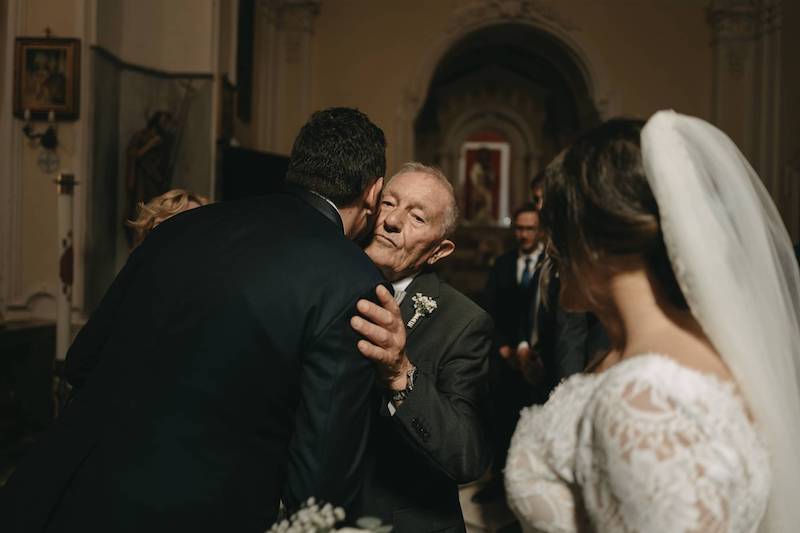 In questa foto il padre della sposa saluta lo sposo Andrea di spalle