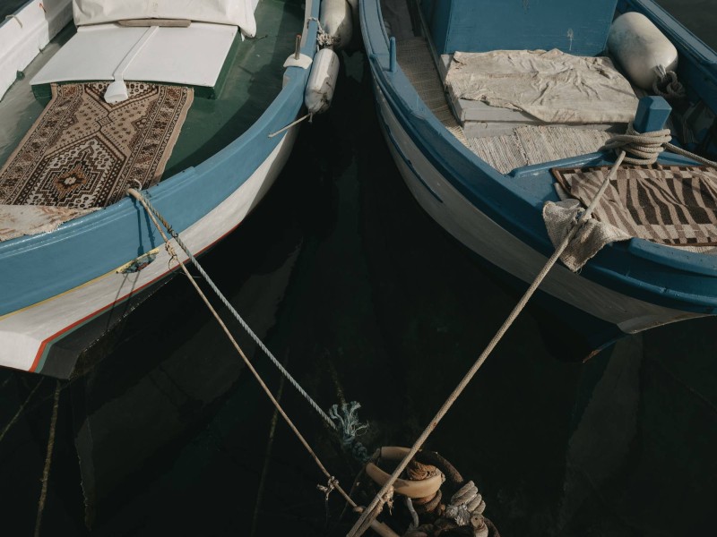 In questa foto due barche che si toccano al porto di Favignana simbolo degli sposi Pinuccia e Andrea