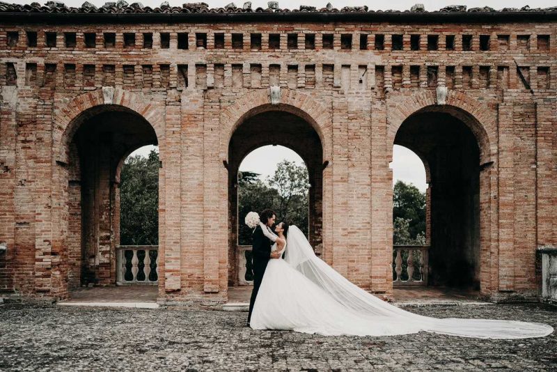 Questa è una foto del fotografo Francesco Gravina che inquadra due sposi intenti ad abbracciarsi, subito dopo la celebrazione del matrimonio