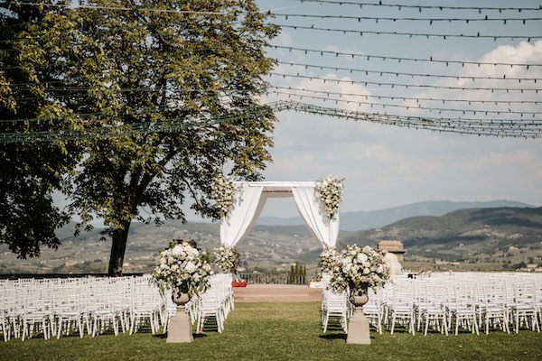 In questa foto l'allestimento in un giardino per la celebrazione di un matrimonio con rito civile. Curato da Corsini.Events Group, il design fa parte delle nuove tendenze matrimonio 2023