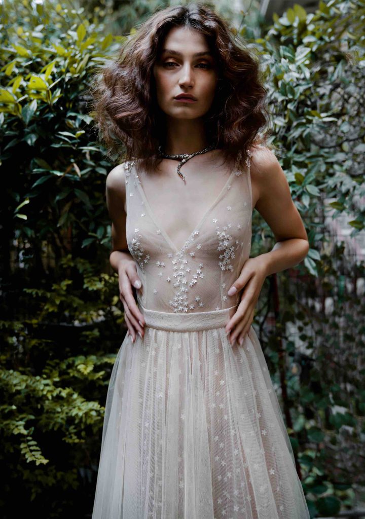 In questa immagine un abito da sposa Elisabetta Delogu 2023 firmato dalla stilista italiana interamente ricoperto da stelline 