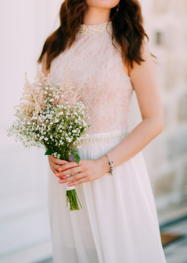 Tra le tendenze del 2023, un mazzo di fiori con la gypsophila bianca e rosa, un bouquet romantico e delicato.