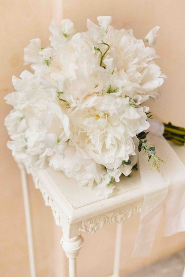 In questa immagine un mazzo di fiori total white con maxi peonie.