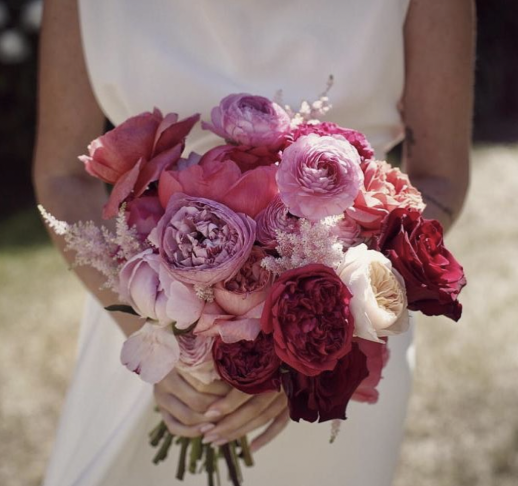 In questa foto un mazzo di fiori con peonie fucsia e rosa.