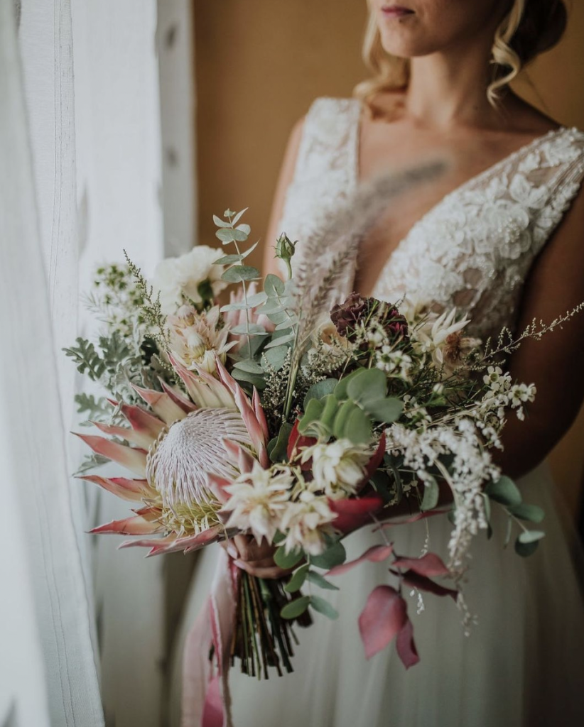 In questa foto un bouquet sposa 2023 unconventional.