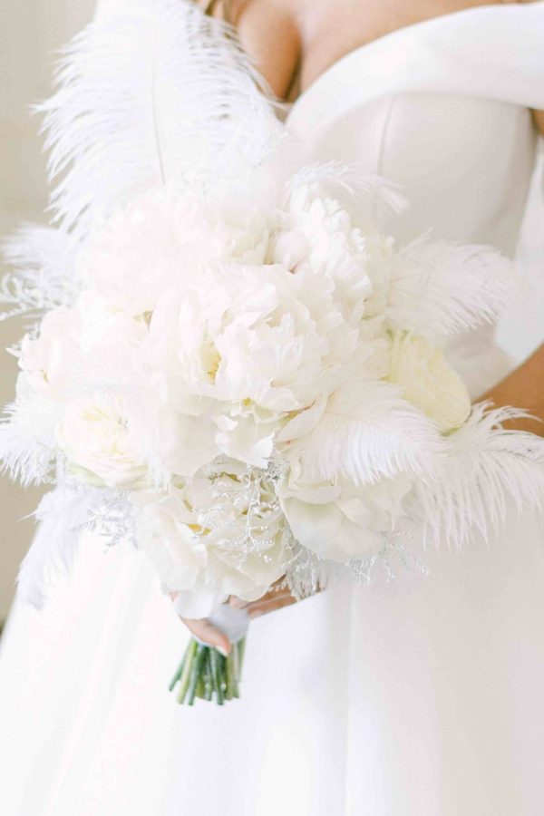 In questa foto un mazzo di fiori per la sposa con maxi peonie bianche. 