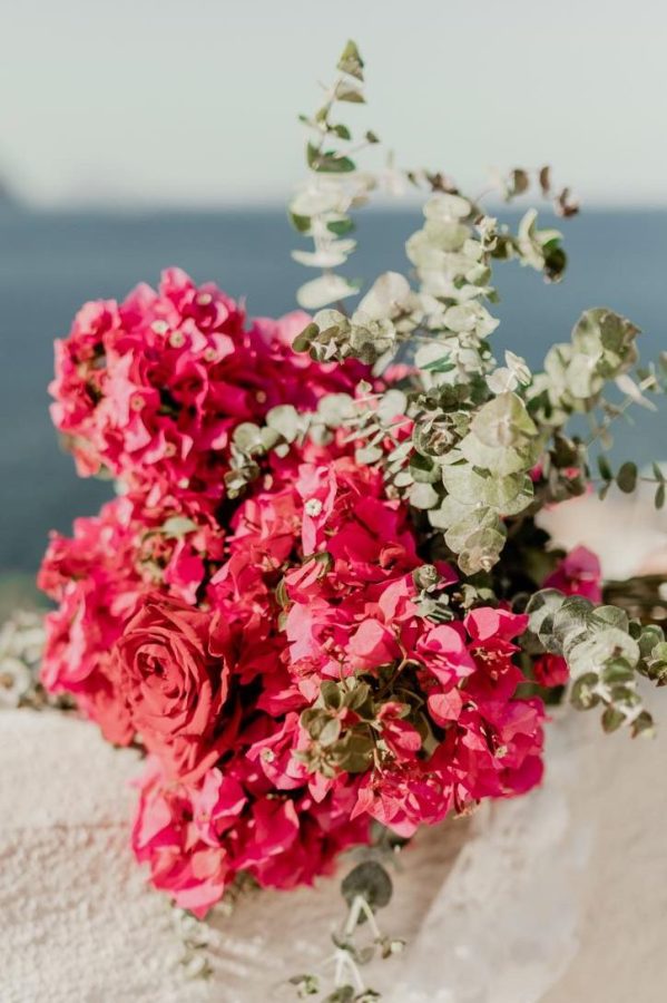 In questa immagine un bouquet sposa 2023 di bougainvillea.